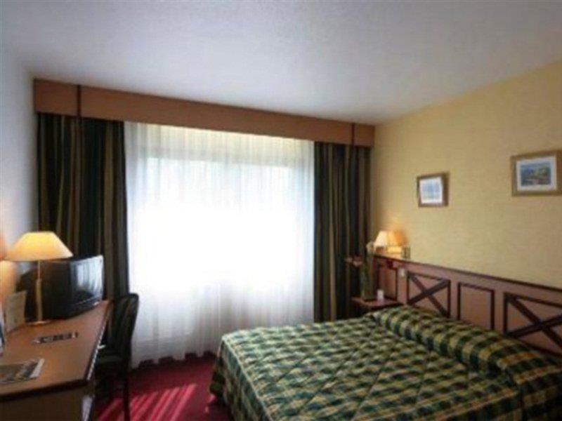 กีริอาด เกรนอบล์ ซองทร์ Hotel เกรอน็อบล์ ภายนอก รูปภาพ