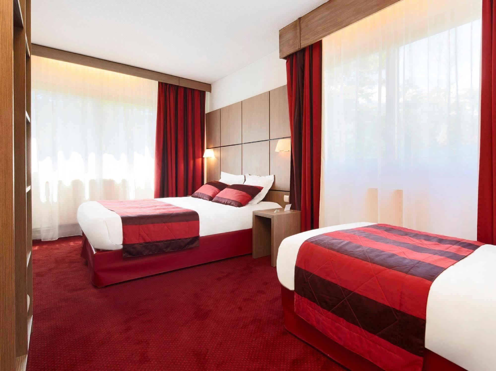 กีริอาด เกรนอบล์ ซองทร์ Hotel เกรอน็อบล์ ภายนอก รูปภาพ